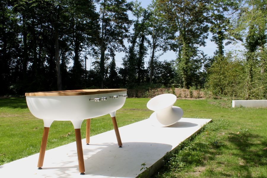 Weißer Outdoor Kicker im Garten